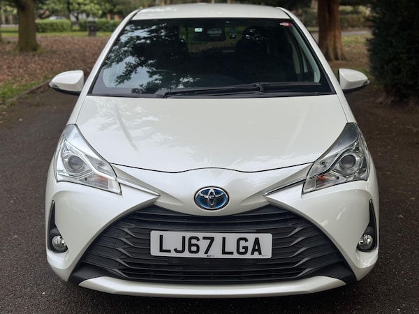 Used Toyota Vitz 2025 for sale - 76270142: Photo 2