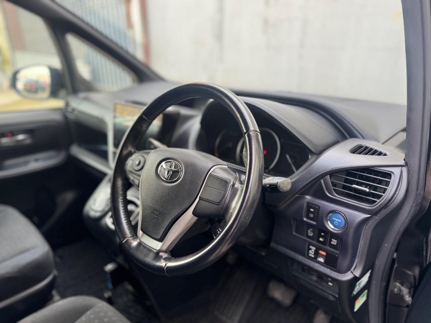 Used Toyota Voxy for sale - 77696837: Photo 11