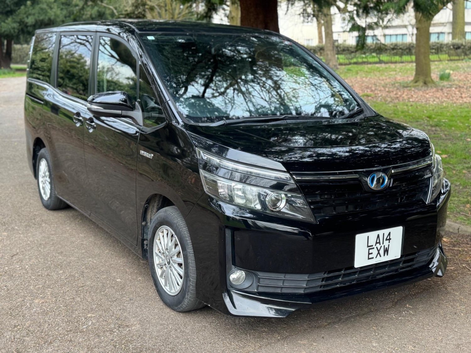 Used Toyota Voxy for sale - 77696837: Photo 2