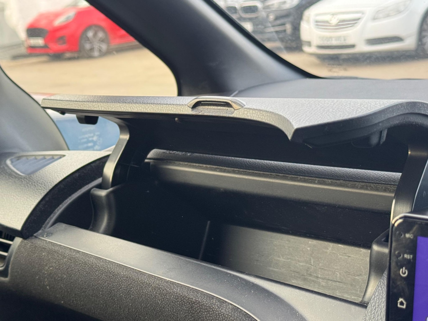 Used Toyota Voxy for sale - 77696837: Photo 33