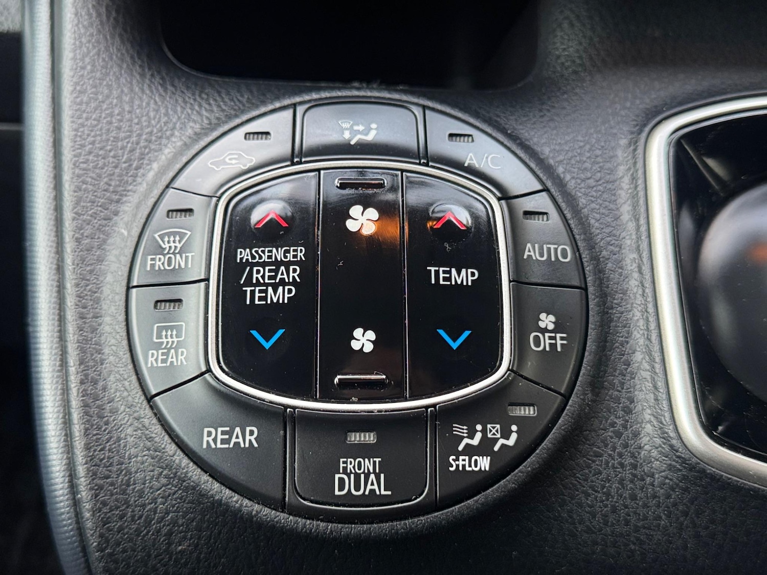 Used Toyota Voxy for sale - 76476682: Photo 18