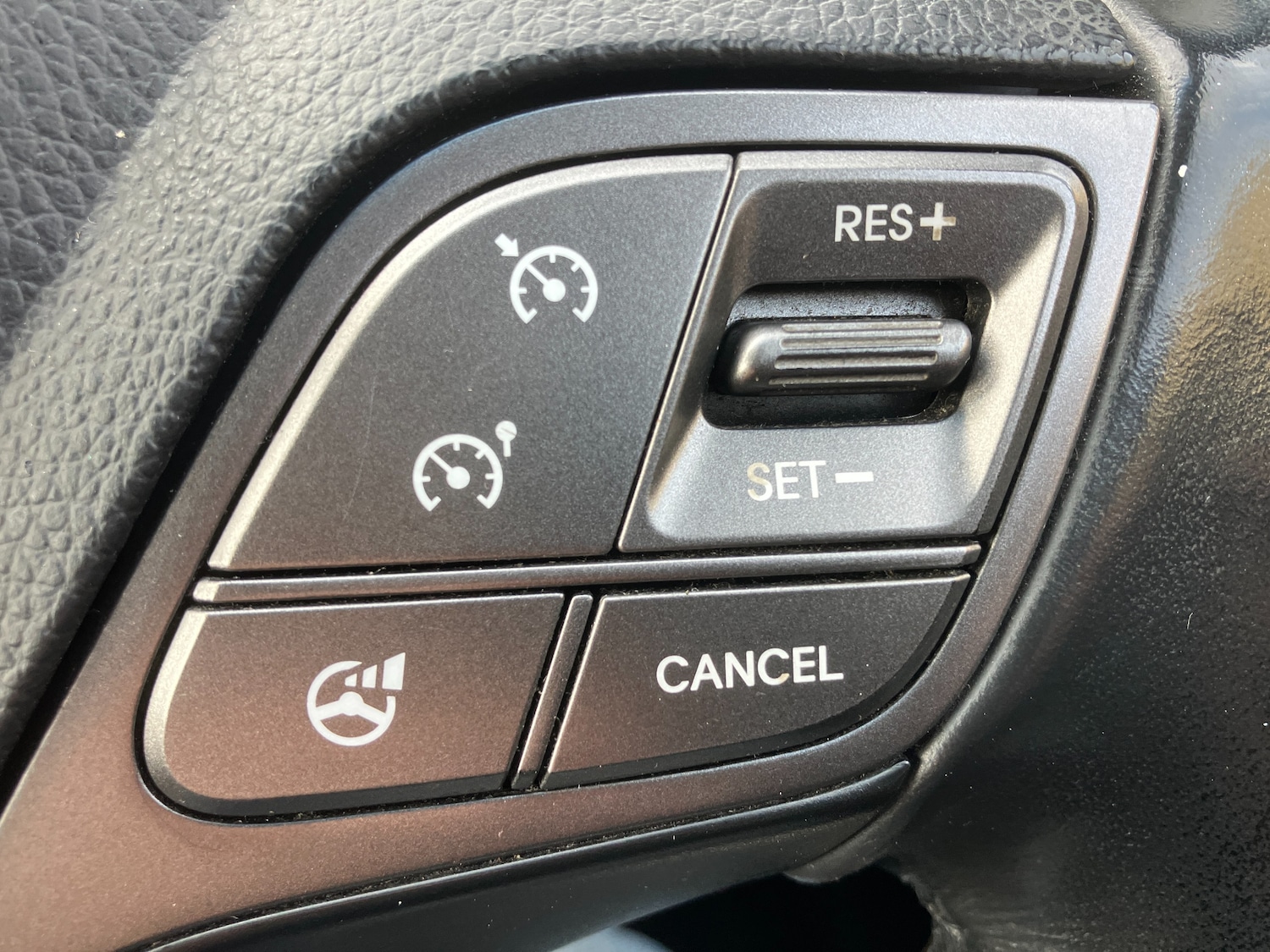 Used Hyundai Santa Fe 2014 for sale - 77849129: Photo 15