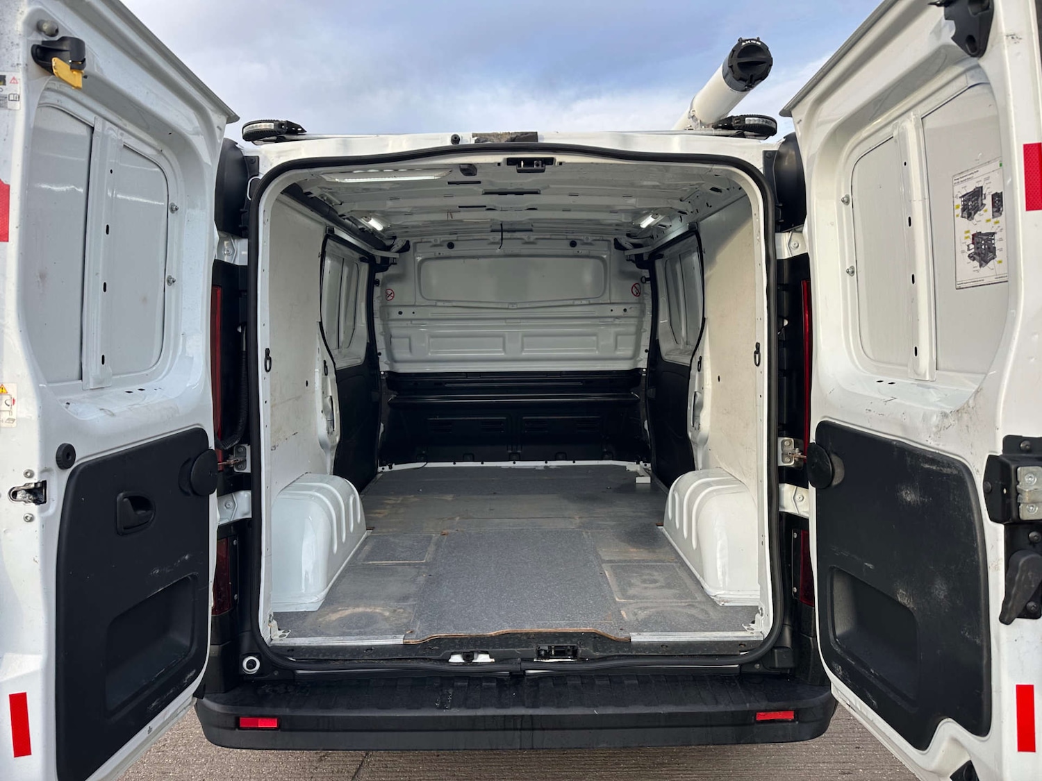 Used Vauxhall Vivaro 2017 for sale - 76530908: Photo 9