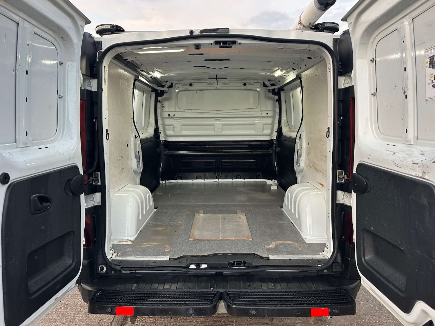 Used Vauxhall Vivaro 2017 for sale - 76530909: Photo 9