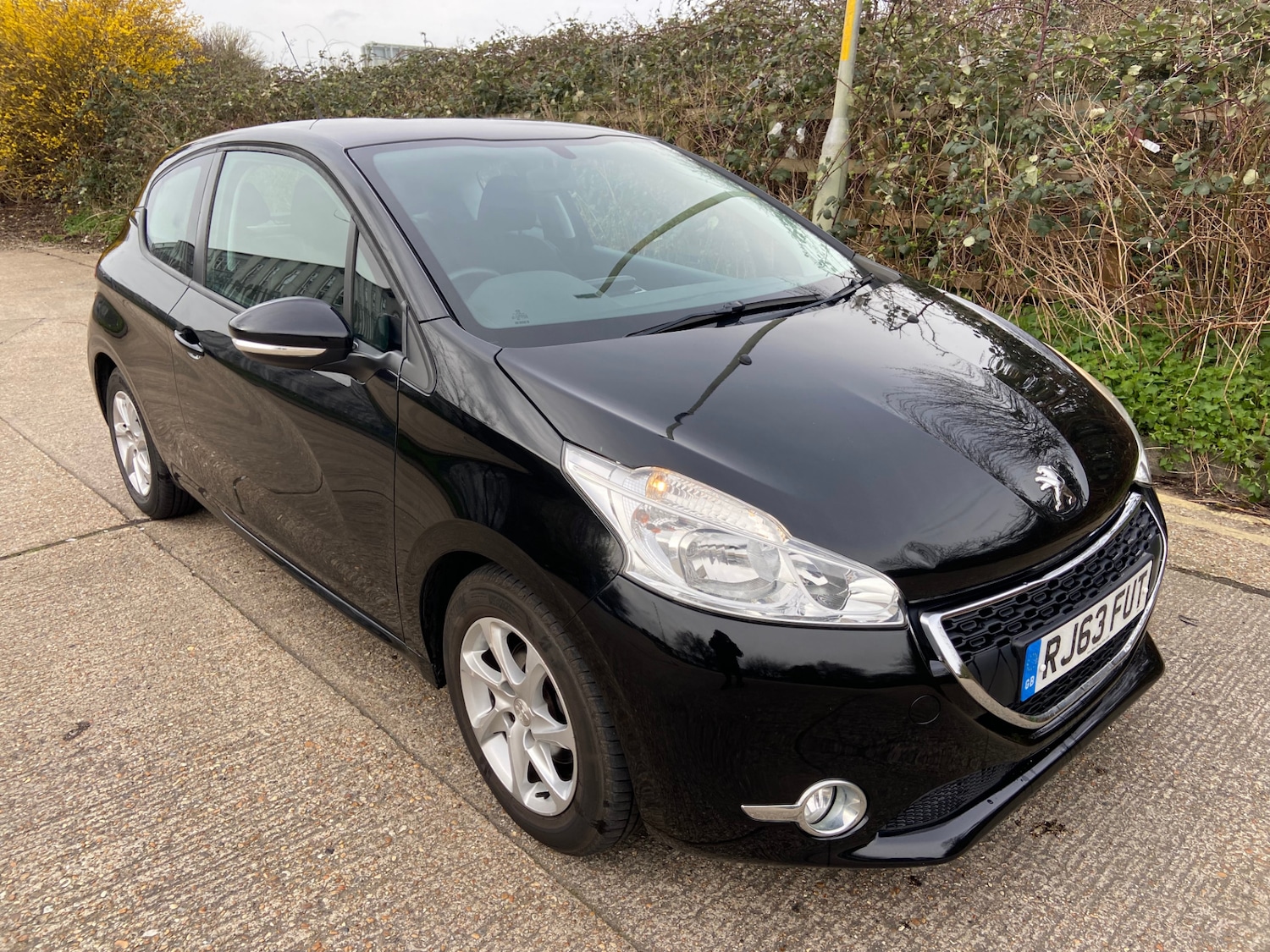 Used Peugeot 208 2014 for sale - 77877982: Photo 2