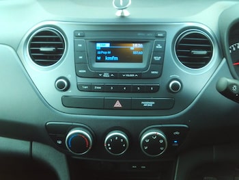 Used Hyundai i10 2018 for sale - 76332427: Photo