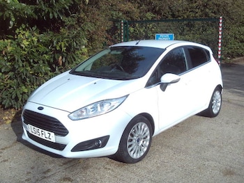2015 (15) - 1.0 EcoBoost Titanium 5dr Powershift White 31k Miles FSH Years MOT Warranty