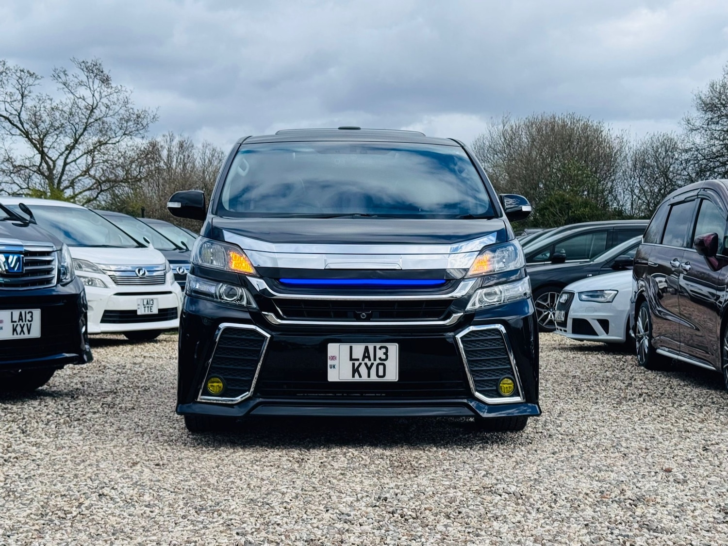 Used Toyota Vellfire 2013 for sale - 78133367: Photo 2