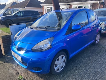 2011 (11) - 1.0 VVT-i Blue 74000 miles 1 owner £2995 3-Door