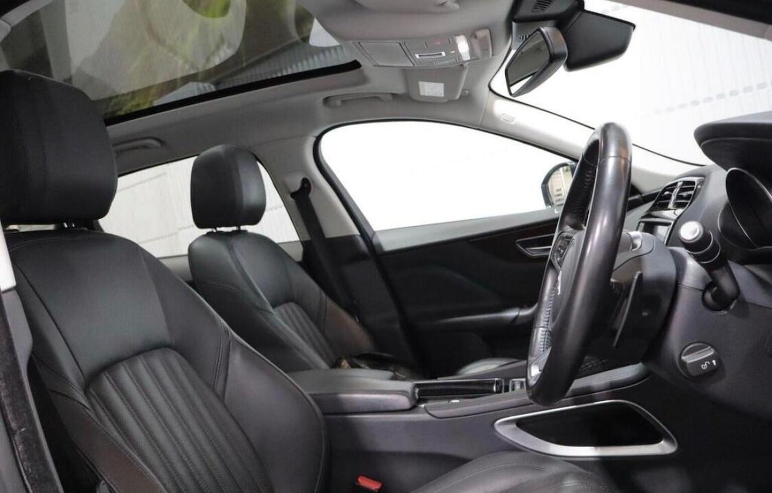 Used Jaguar F-Pace 2018 for sale - 77189231: Photo 3