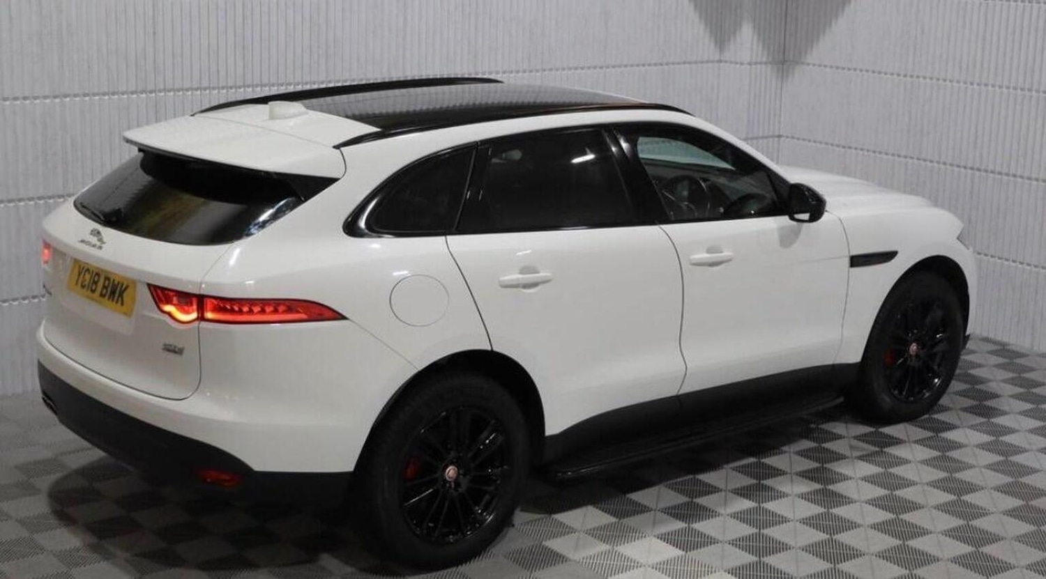 Used Jaguar F-Pace 2018 for sale - 77189231: Photo 4