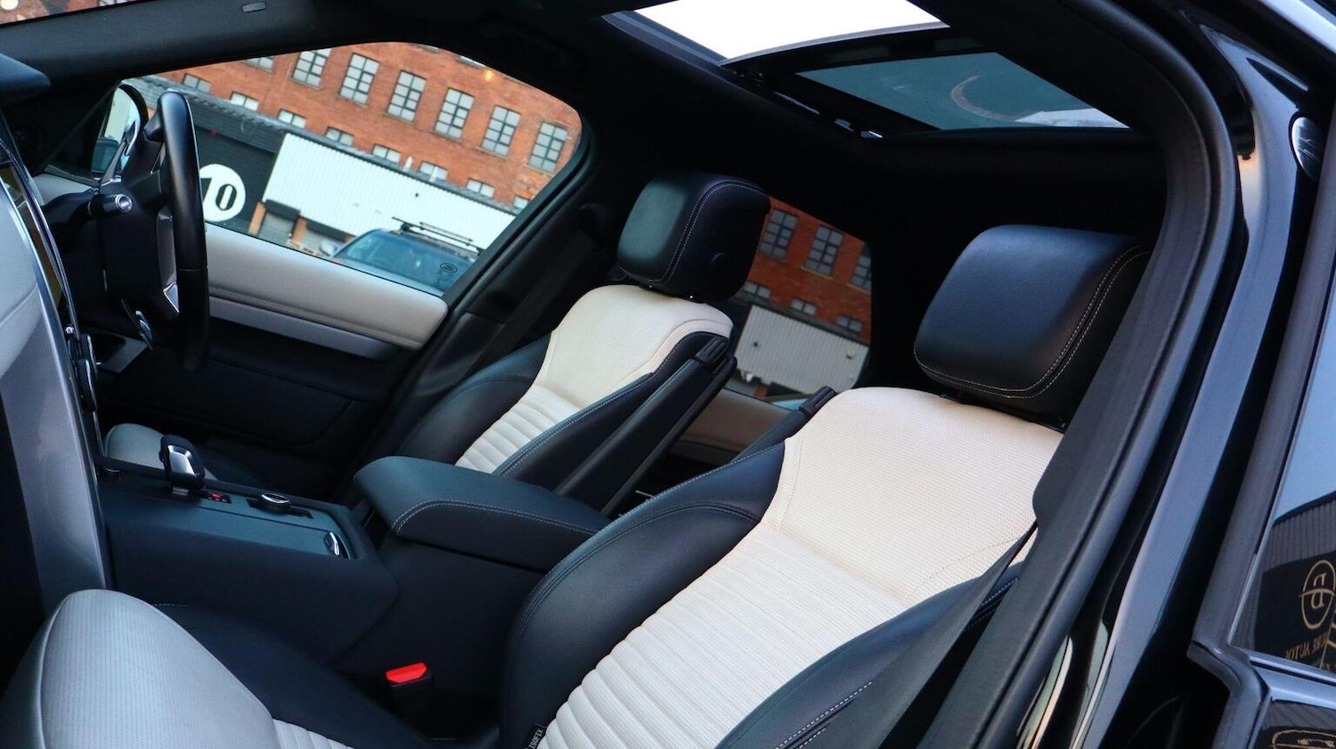 Used Land Rover Discovery 2021 for sale - 77977079: Photo 2