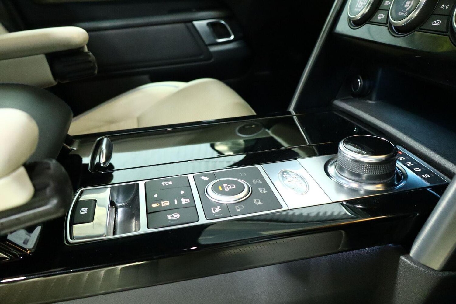 Used Land Rover Discovery 2019 for sale - 76897035: Photo 70