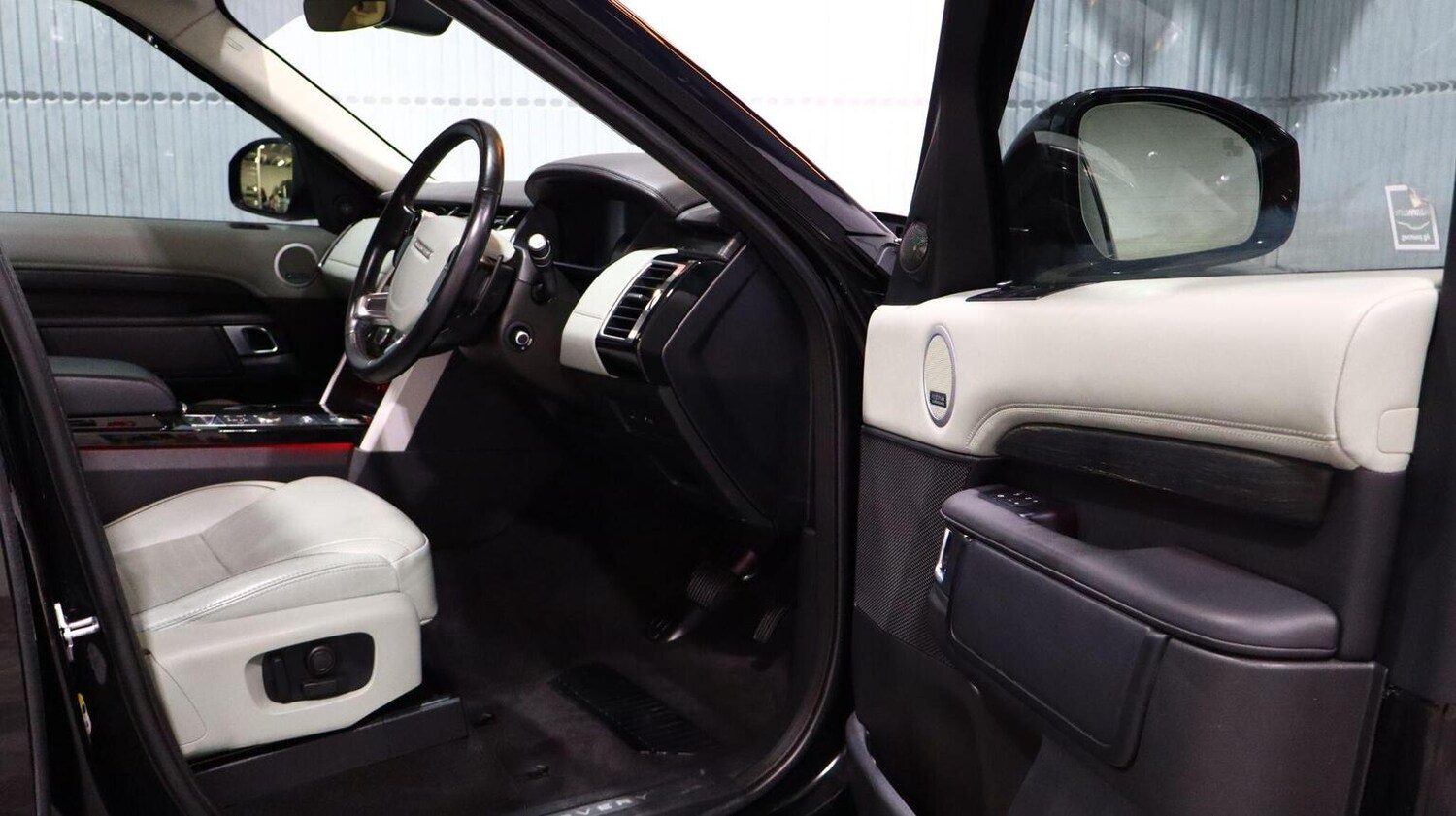 Used Land Rover Discovery 2019 for sale - 77844935: Photo 61