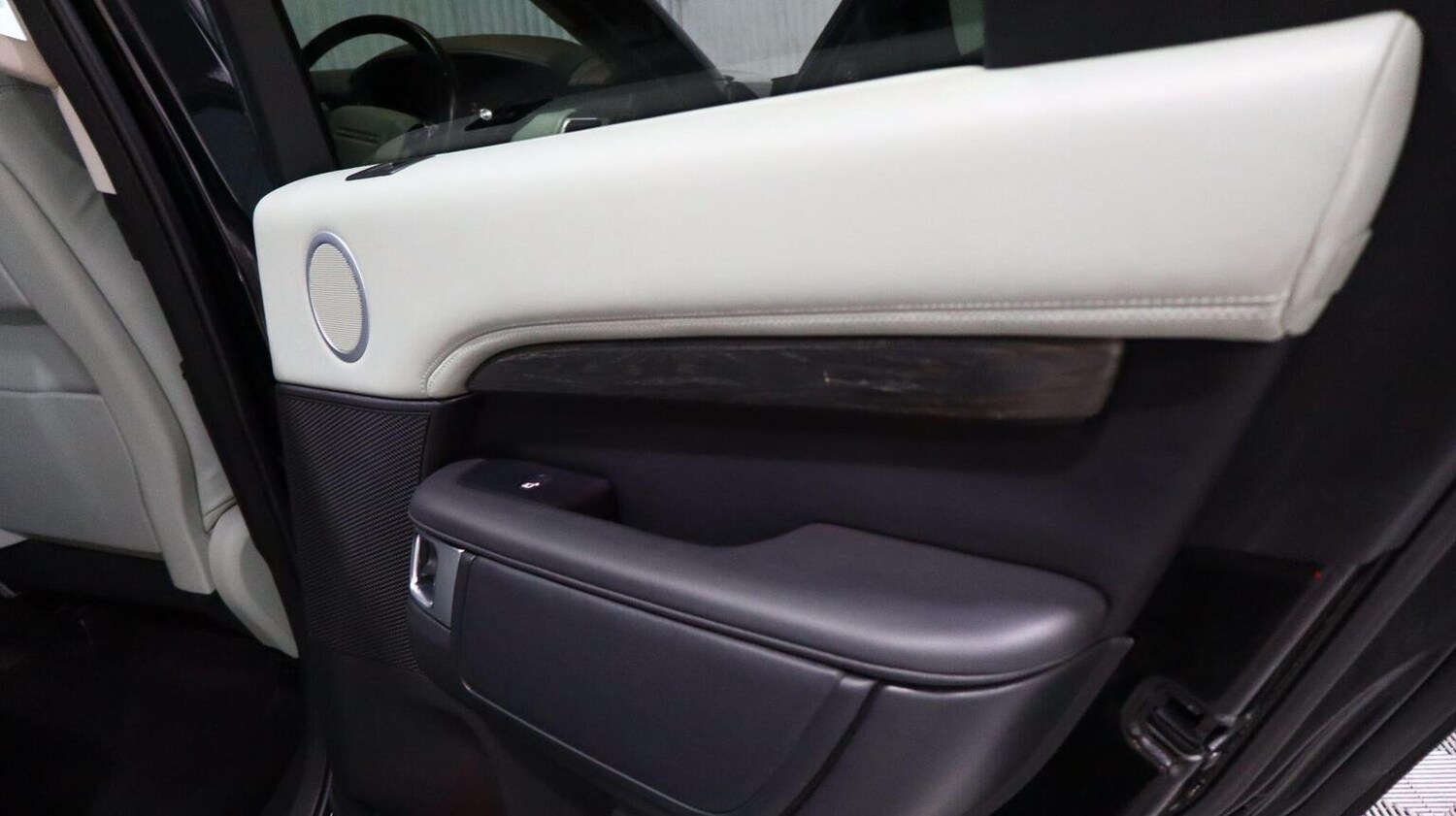 Used Land Rover Discovery 2019 for sale - 77844935: Photo 66