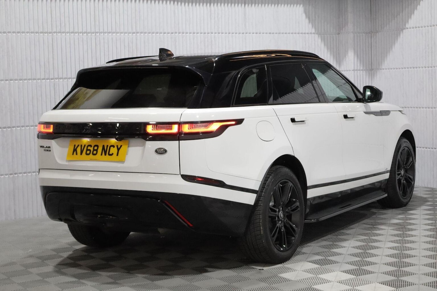 Used Land Rover Range Rover Velar 2018 for sale - 76211793: Photo 4