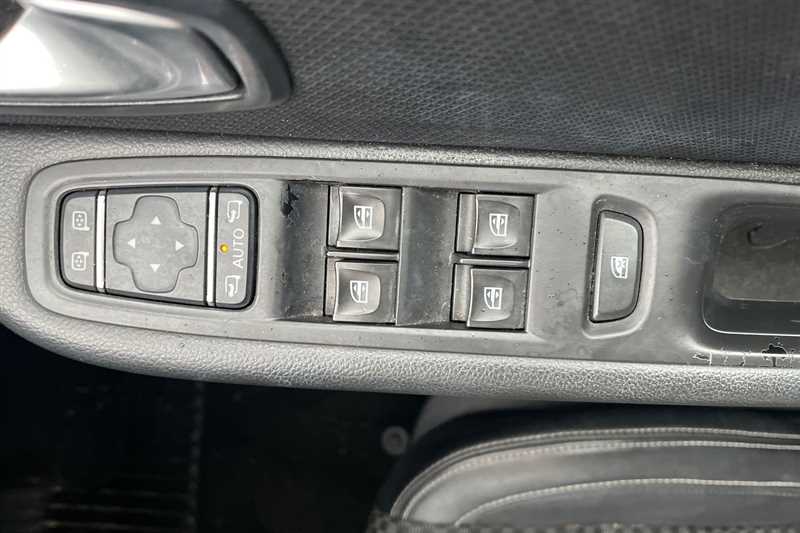 Used Renault Clio 2018 for sale - 76955821: Photo 16