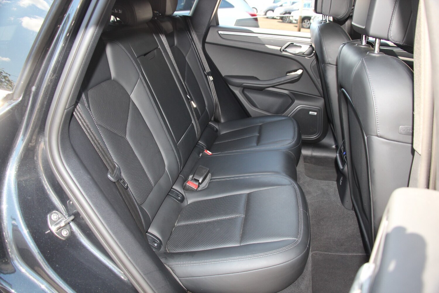 Used Porsche Macan 2021 for sale - 76716591: Photo 11