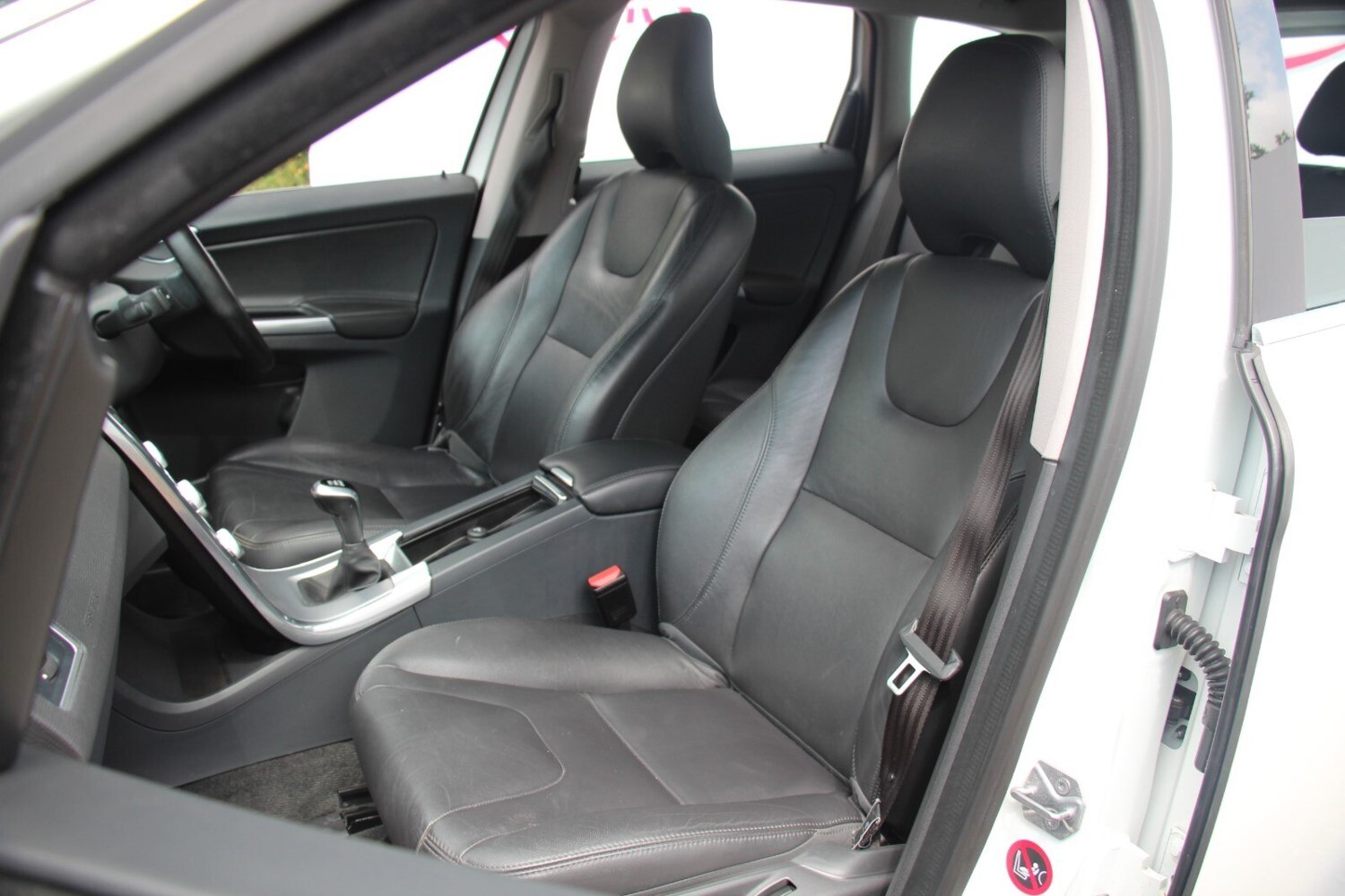 2016 Volvo XC60 D4 SE LUX NAV Estate Diesel Manual - Picture 14 of 24