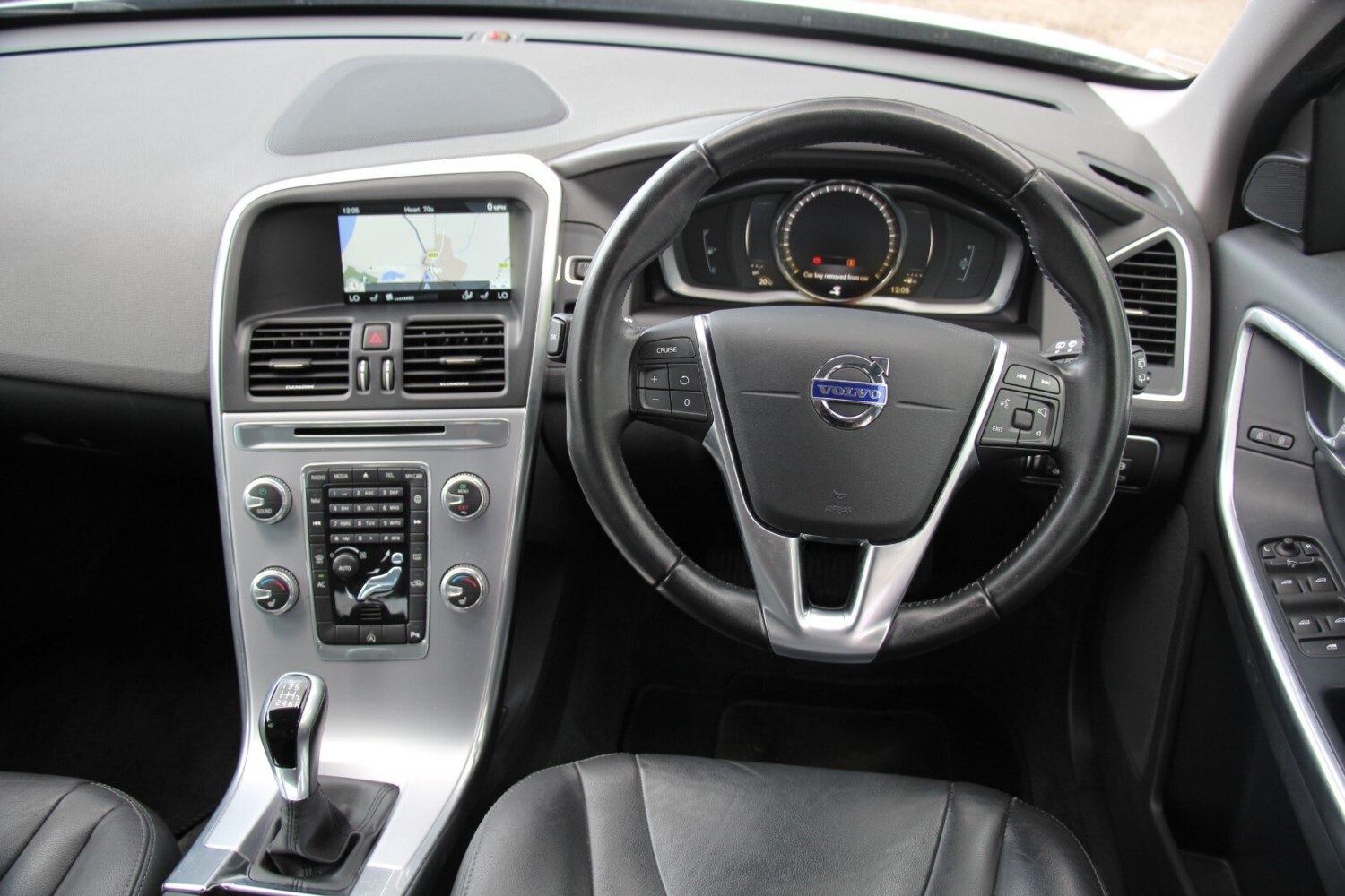 2016 Volvo XC60 D4 SE LUX NAV Estate Diesel Manual - Picture 16 of 24