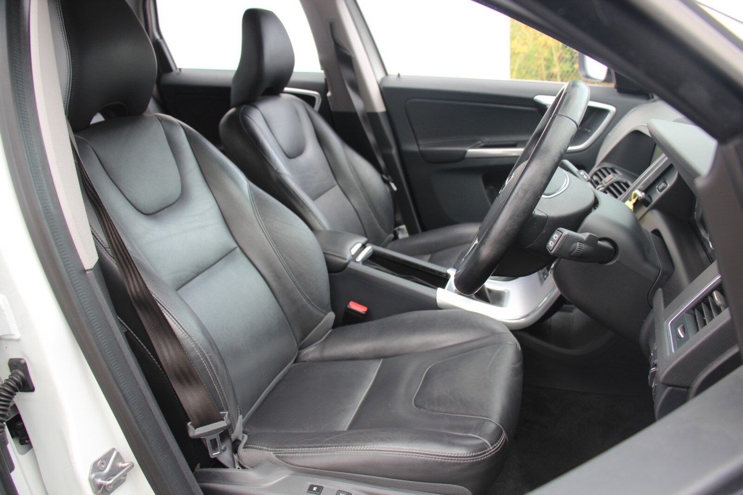 2016 Volvo XC60 D4 SE LUX NAV Estate Diesel Manual - Picture 9 of 24