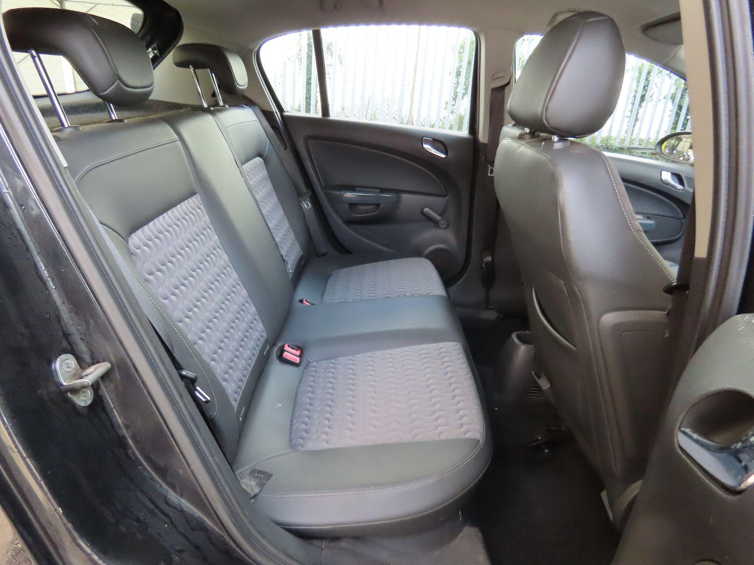 Used Vauxhall Corsa 2012 for sale - 76423457: Photo 2