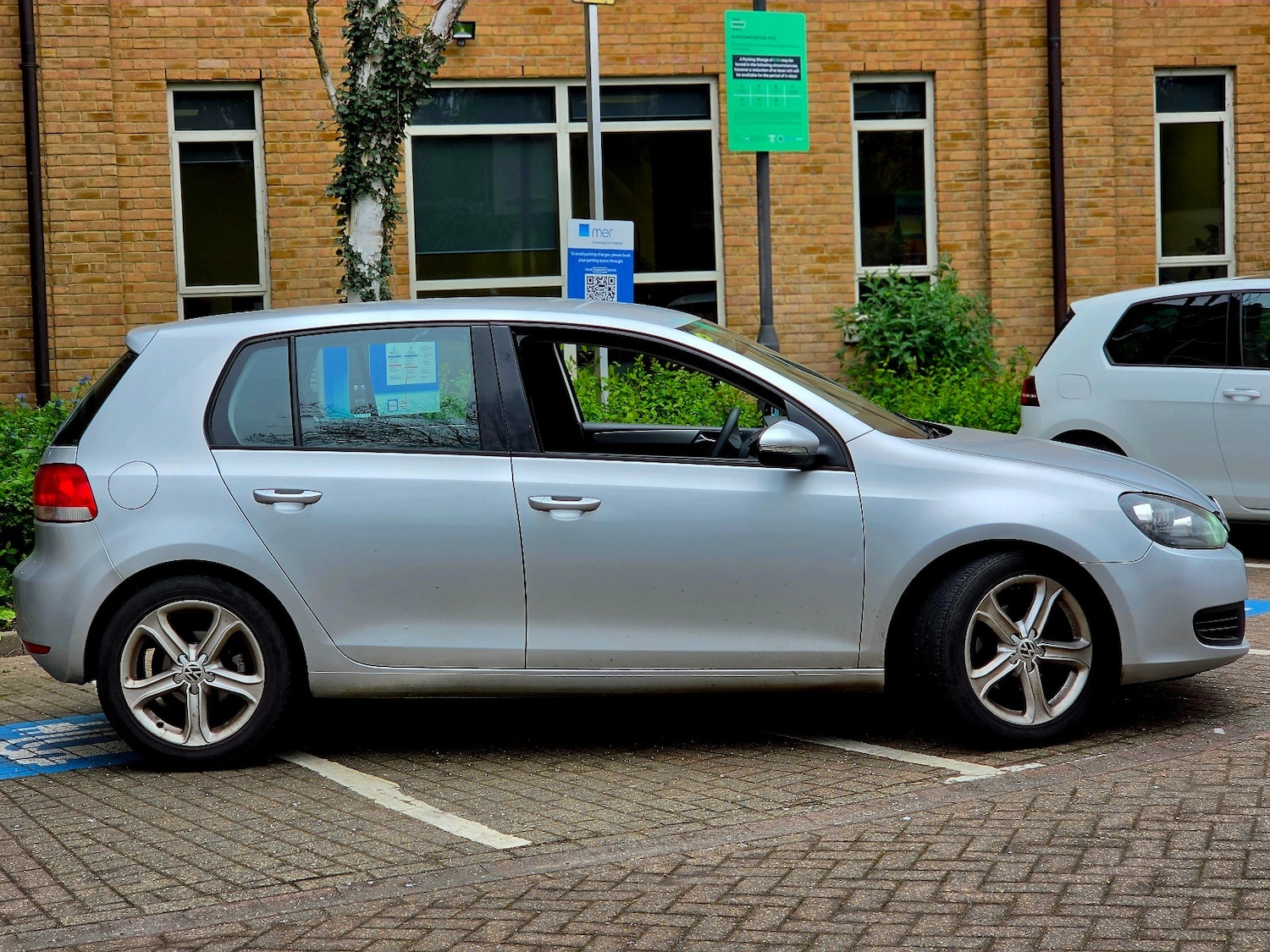 Used Volkswagen Golf 2010 for sale - 77994996: Photo 5