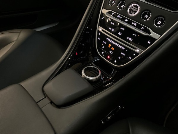 Used Aston Martin DB11 2017 for sale - 74985952: Photo 28