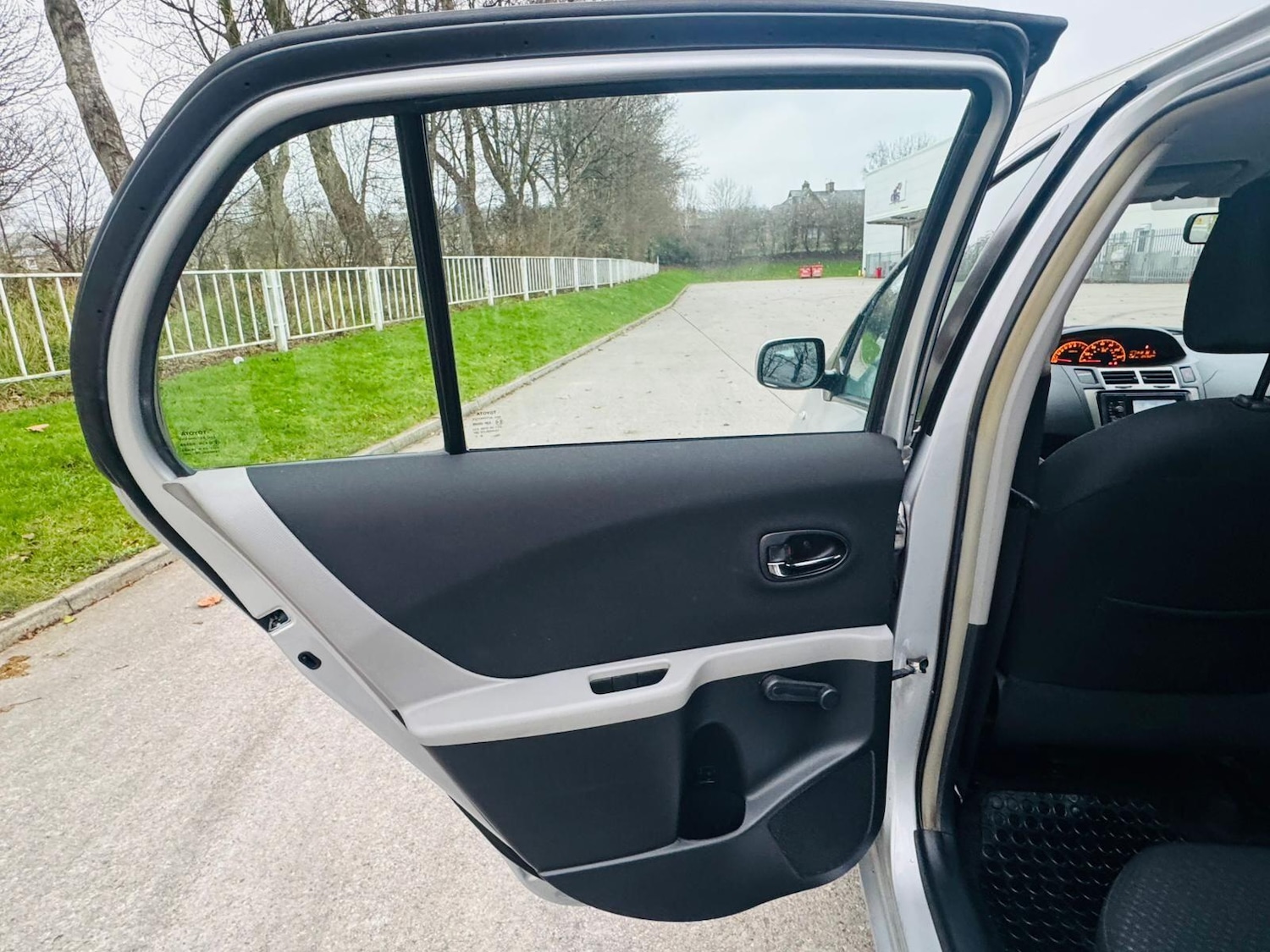 Used Toyota Yaris 2011 for sale - 77647202: Photo 23