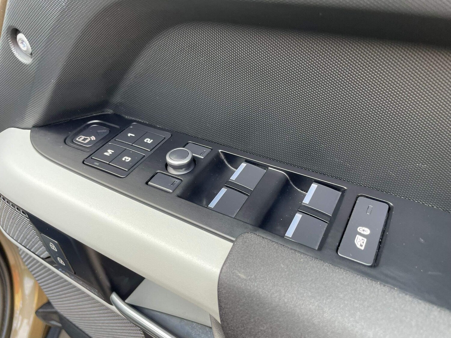 Used Land Rover Defender 110 for sale - 77386691: Photo 24