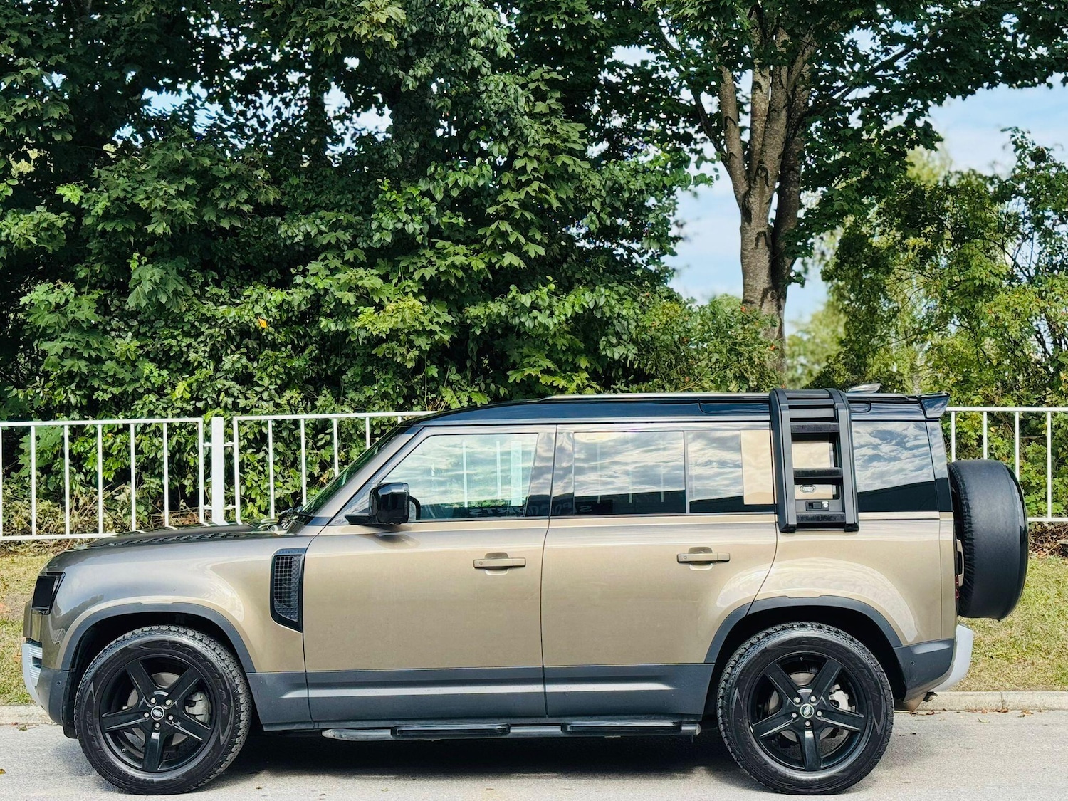 Used Land Rover Defender 110 for sale - 77386691: Photo 5