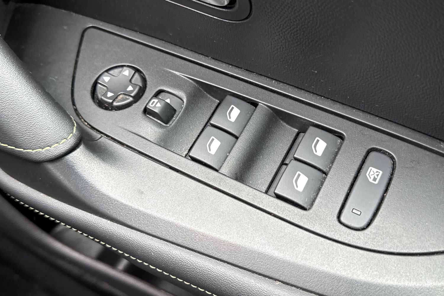 Used Peugeot E-2008 2023 for sale - 78084228: Photo 41