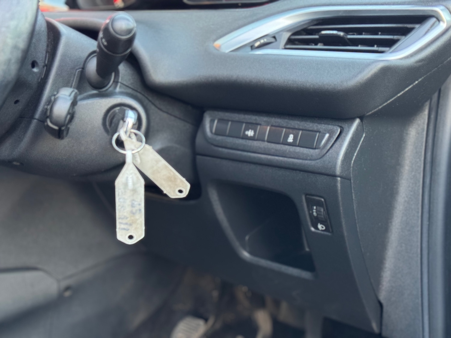 Used Peugeot 208 2013 for sale - 77137228: Photo 6