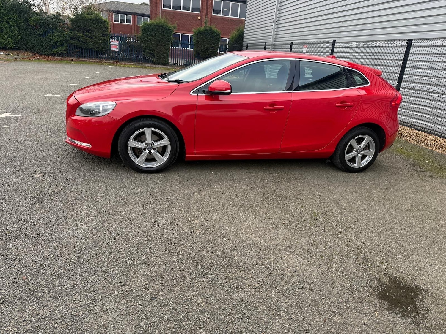 Used Volvo V40 2014 for sale - 76644627: Photo 2