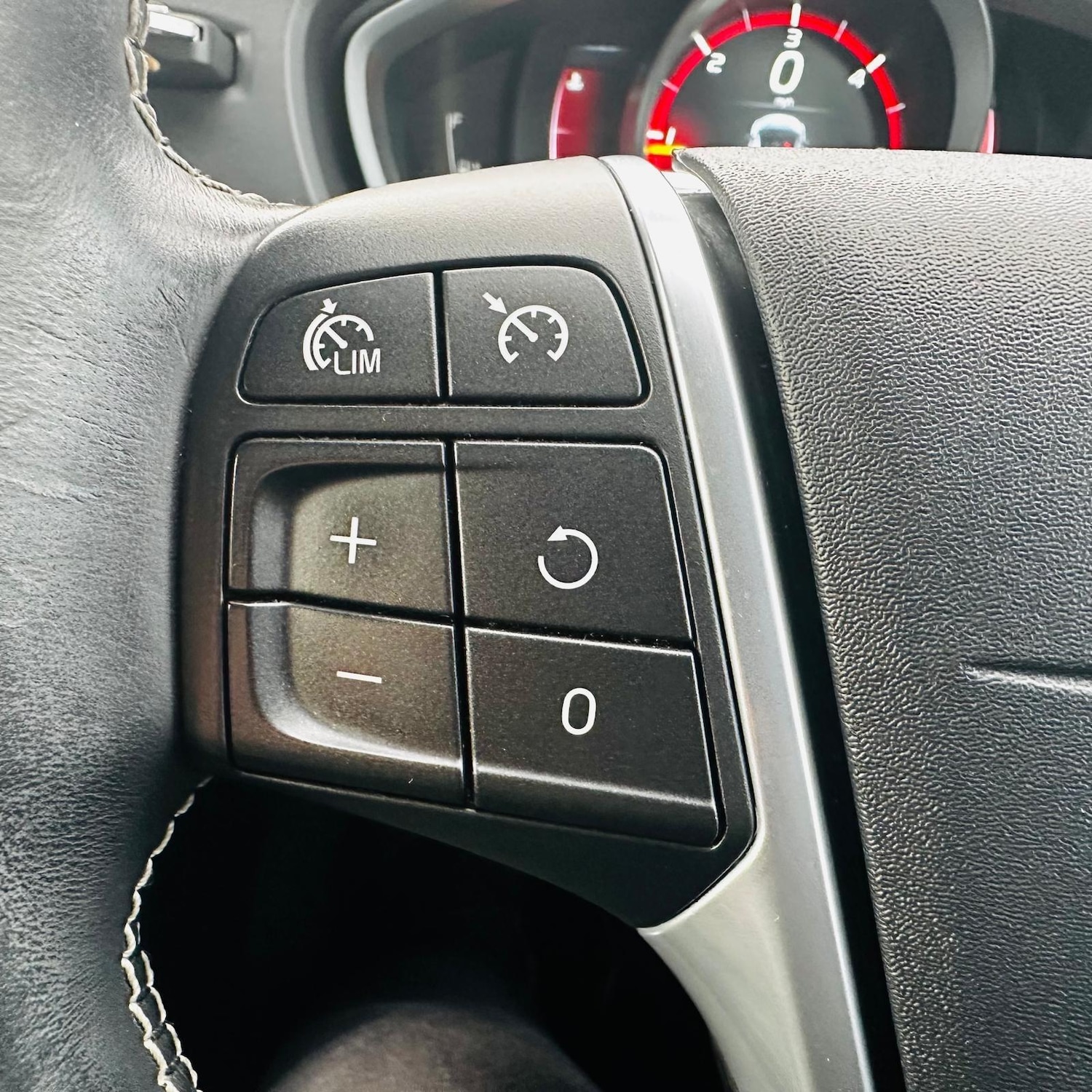 Used Volvo V40 2015 for sale - 76424897: Photo 17