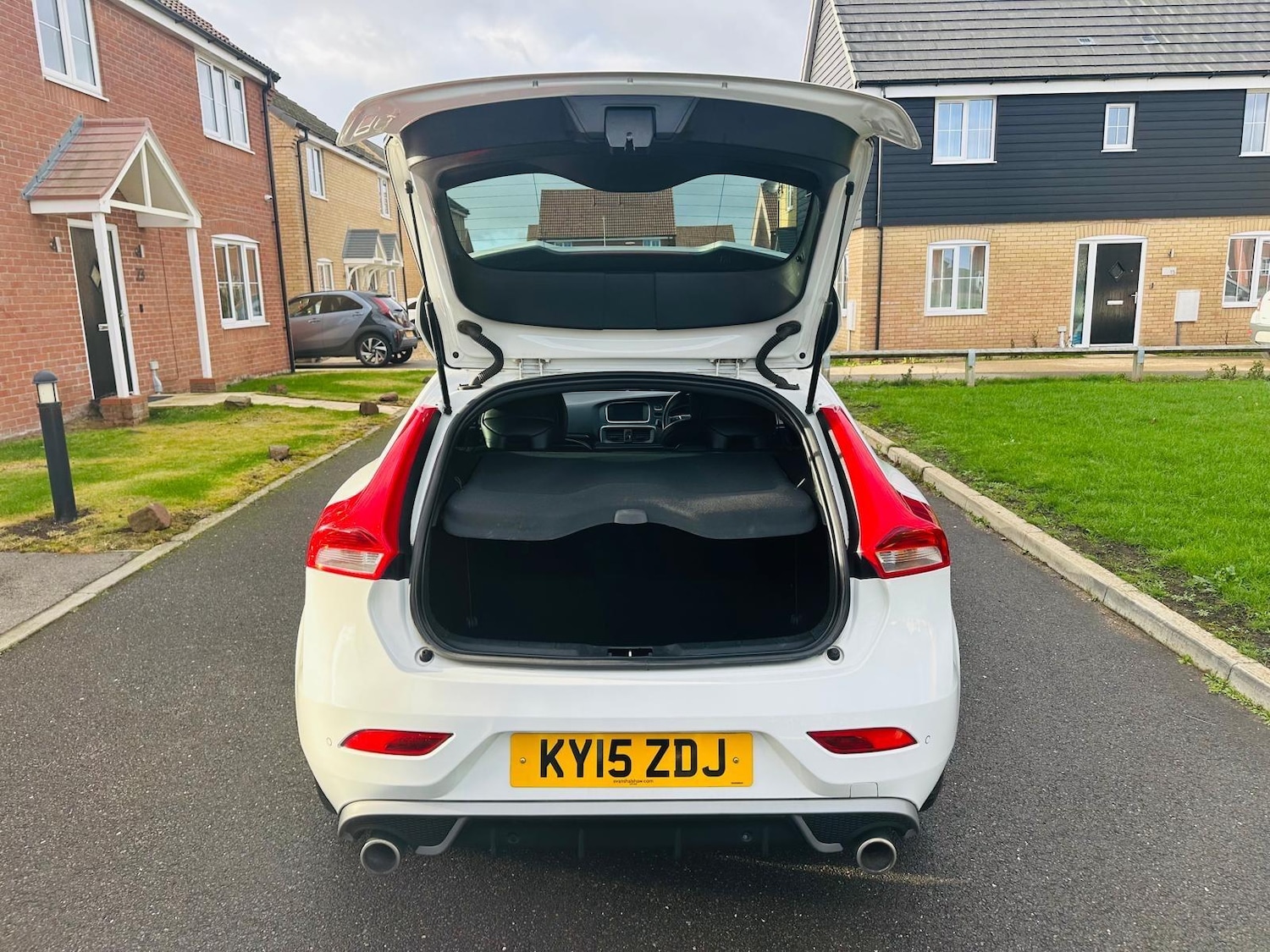 Used Volvo V40 2015 for sale - 76424897: Photo 3