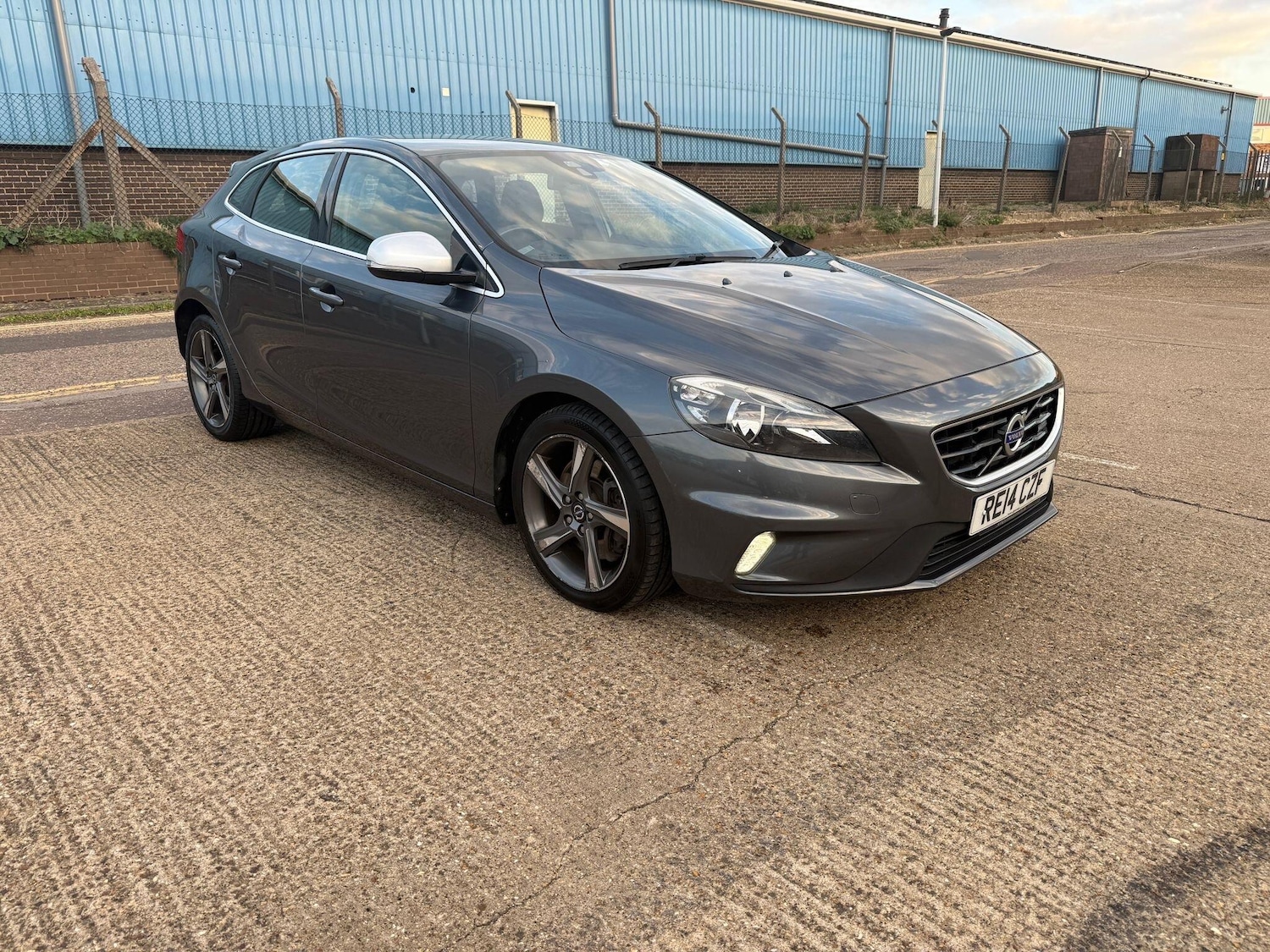 Used Volvo V40 2014 for sale - 76121518: Photo 3