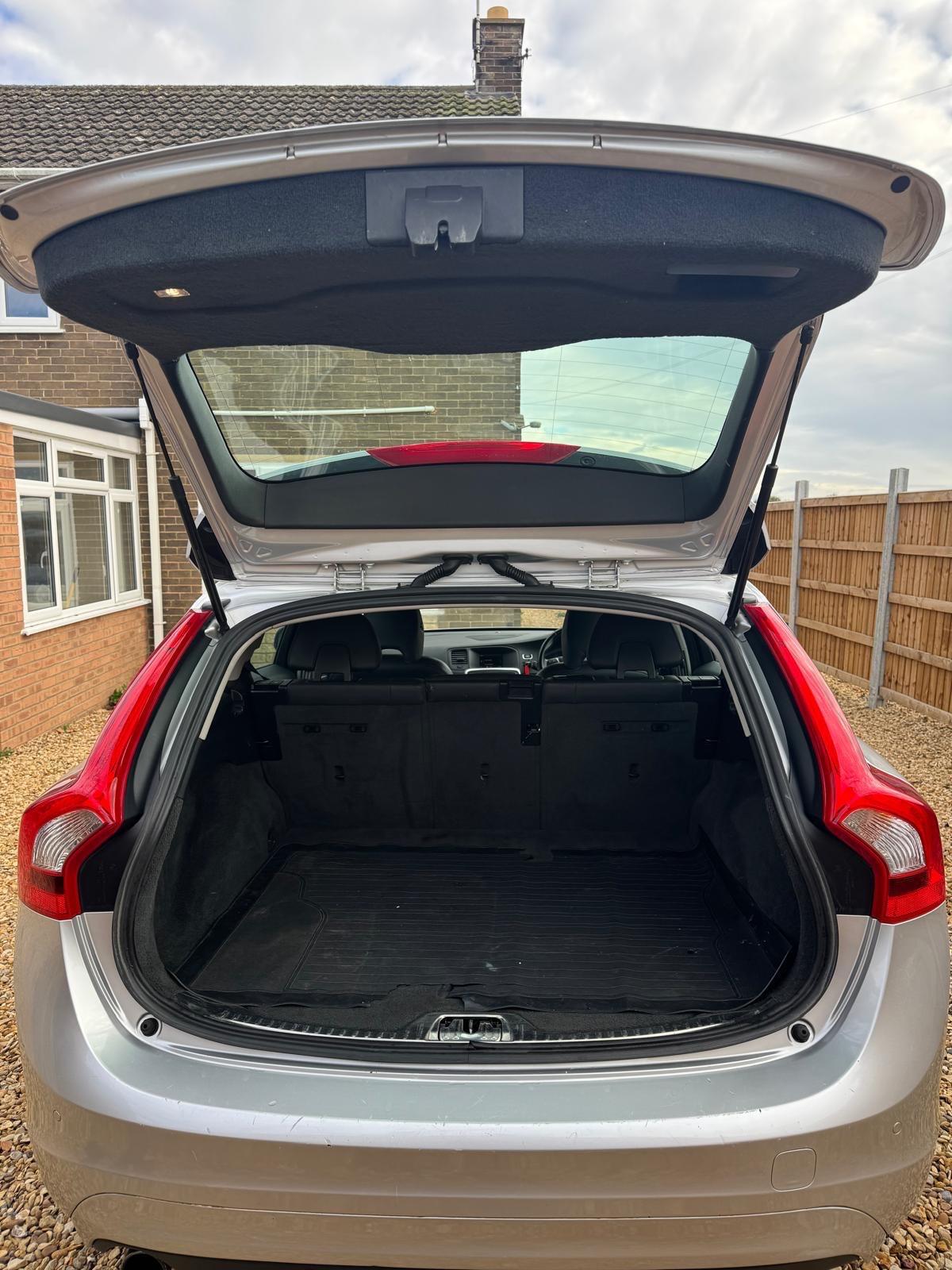 Used Volvo V60 2014 for sale - 76377197: Photo 16
