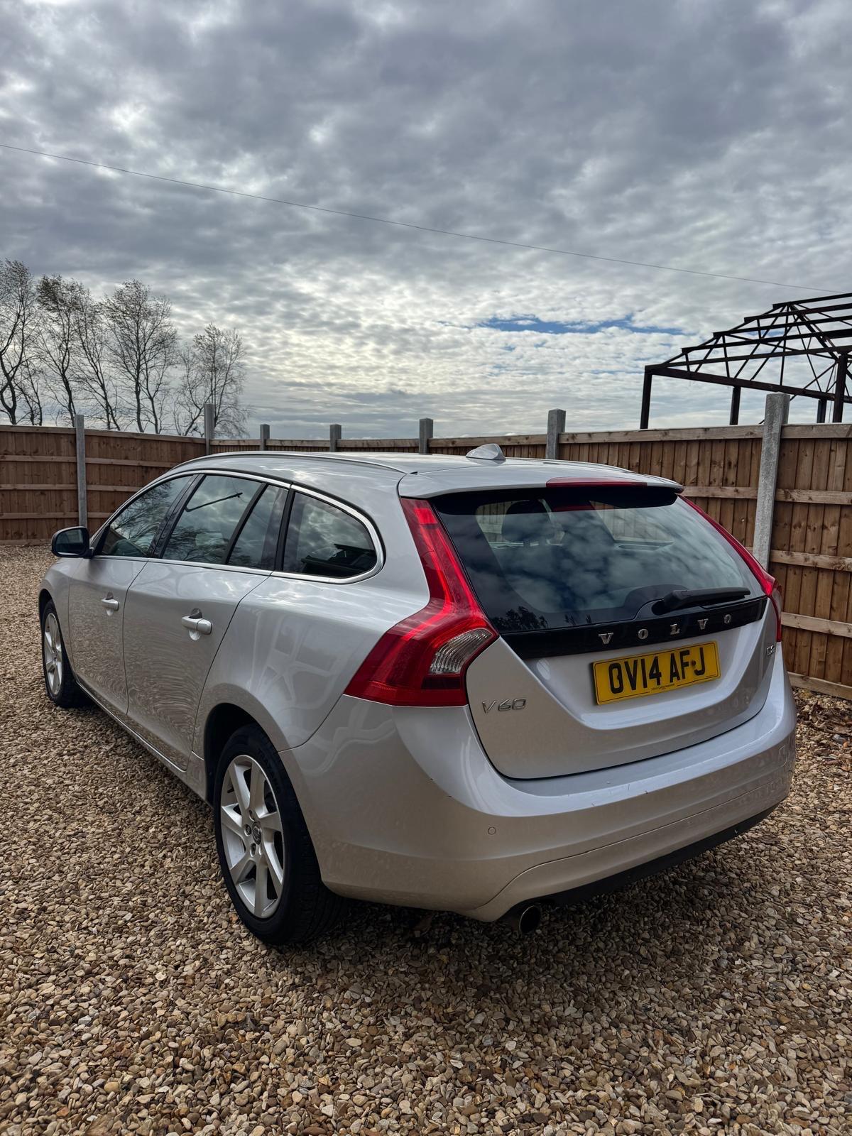 Used Volvo V60 2014 for sale - 76377197: Photo 6