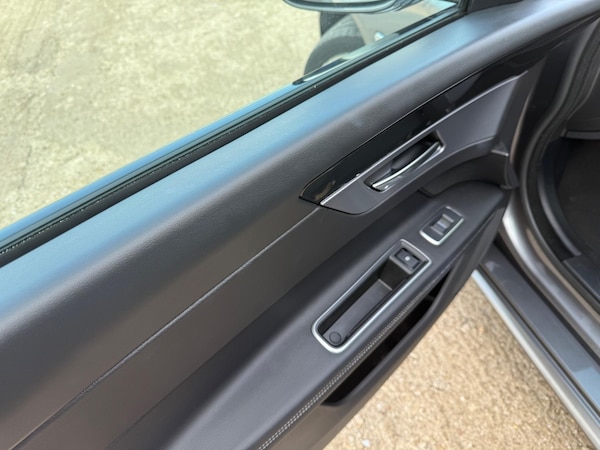 Used Jaguar XF 2018 for sale - 74935529: Photo 11