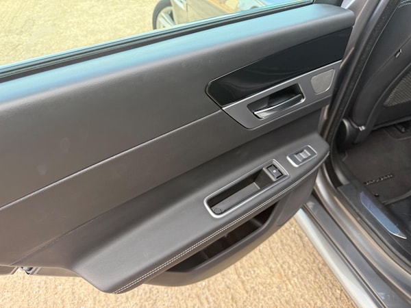 Used Jaguar XF 2018 for sale - 74935529: Photo 13