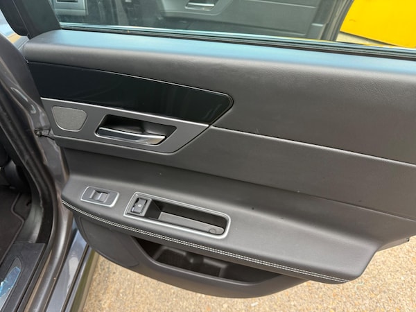 Used Jaguar XF 2018 for sale - 74935529: Photo 16