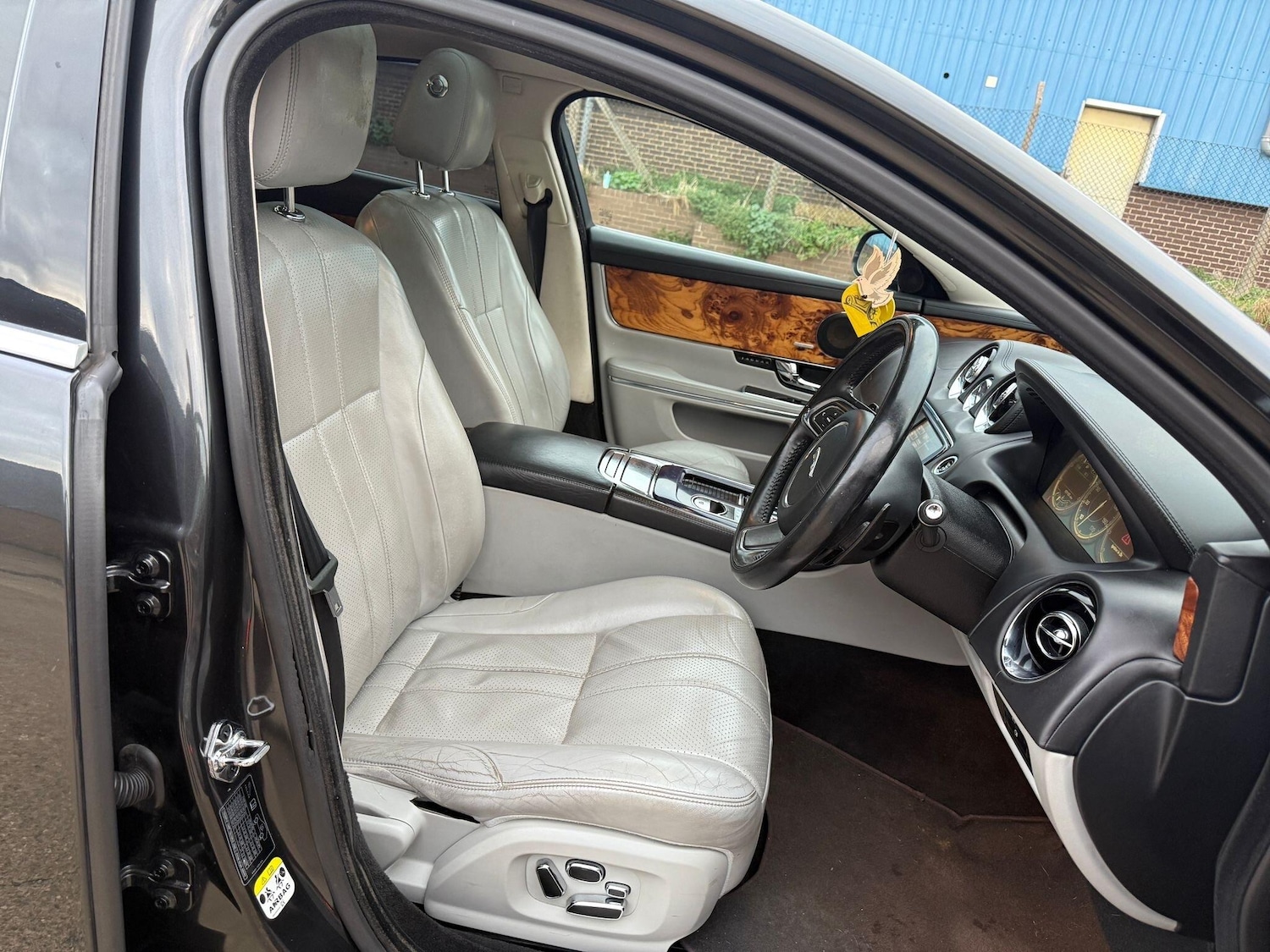 Used Jaguar XJ 2011 for sale - 76214039: Photo 2