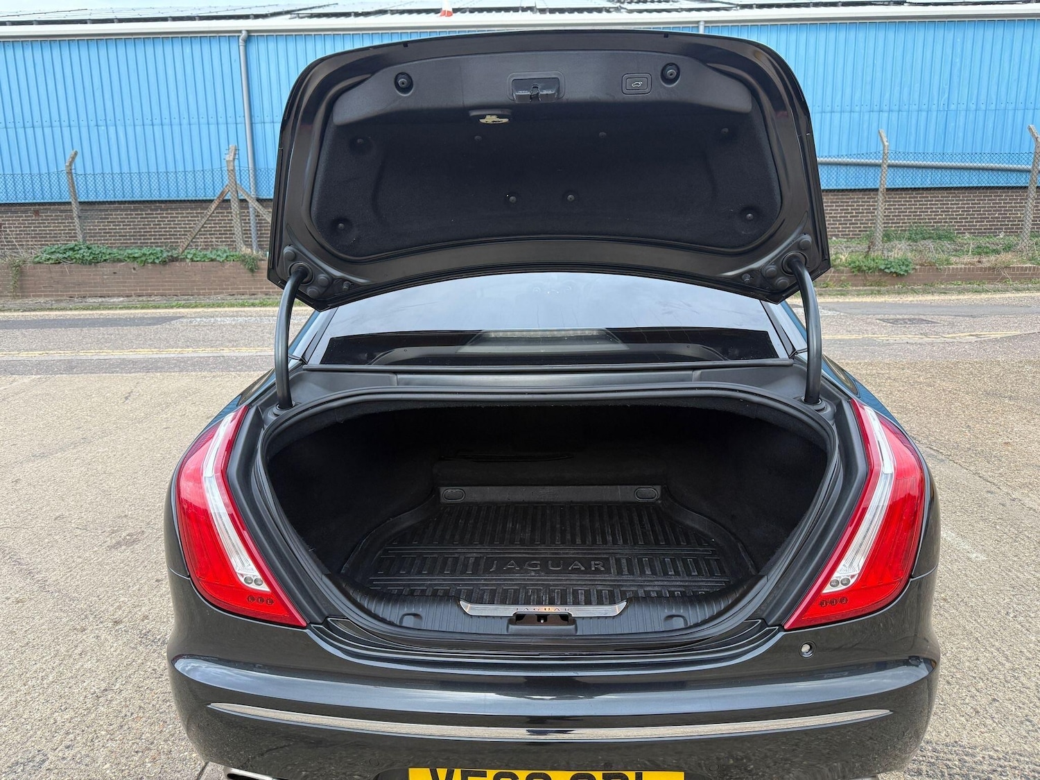 Used Jaguar XJ 2011 for sale - 76214039: Photo 4