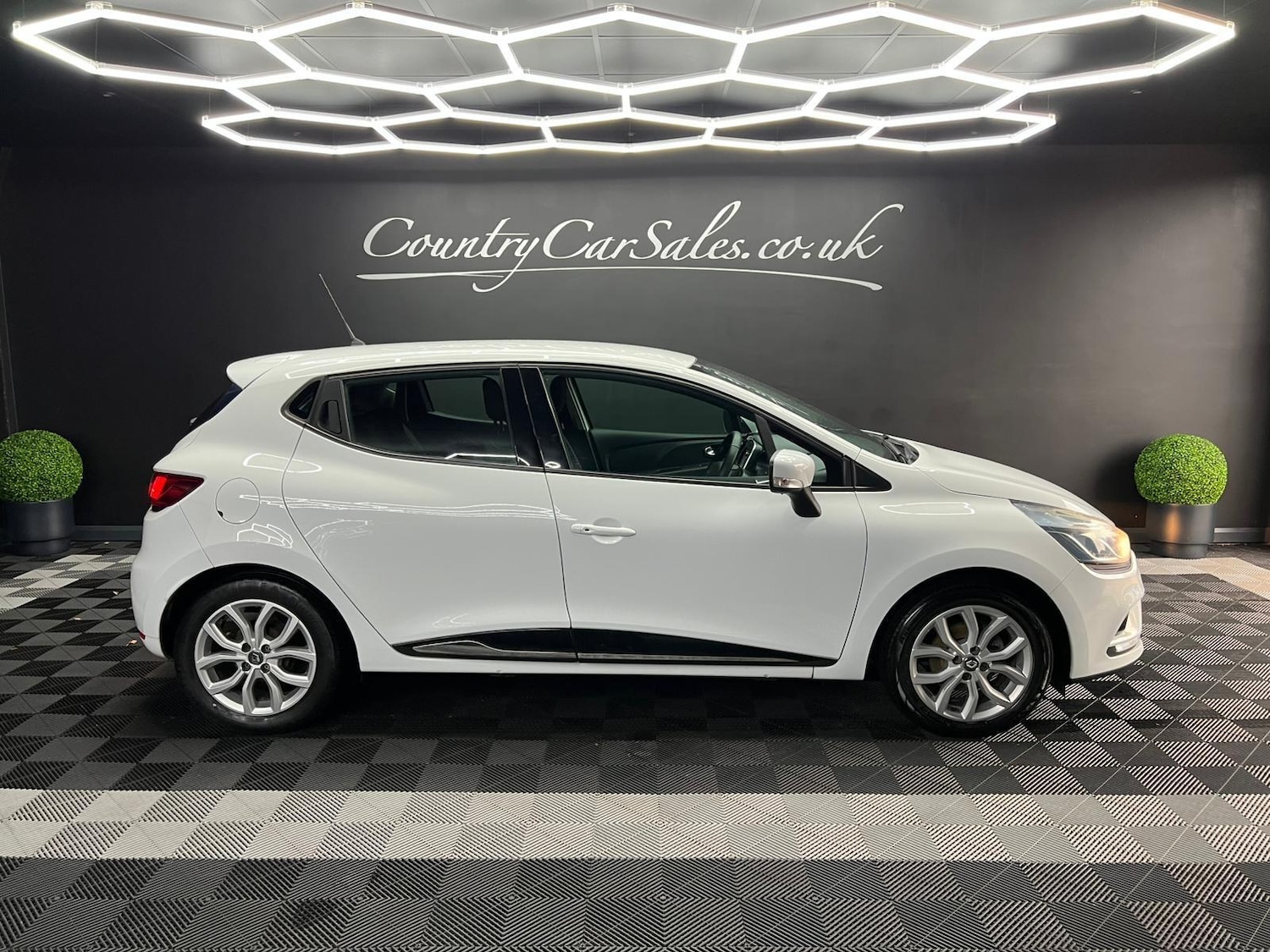 Used Renault Clio 2017 for sale - 76647519: Photo 1