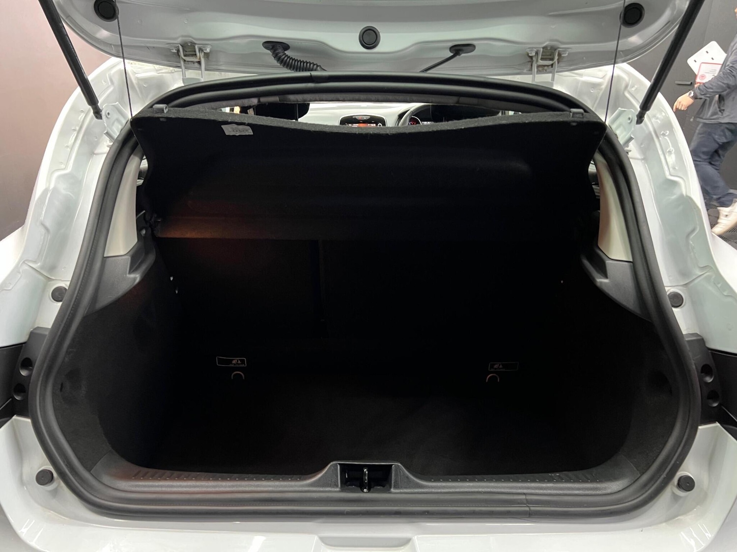 Used Renault Clio 2017 for sale - 76647519: Photo 32