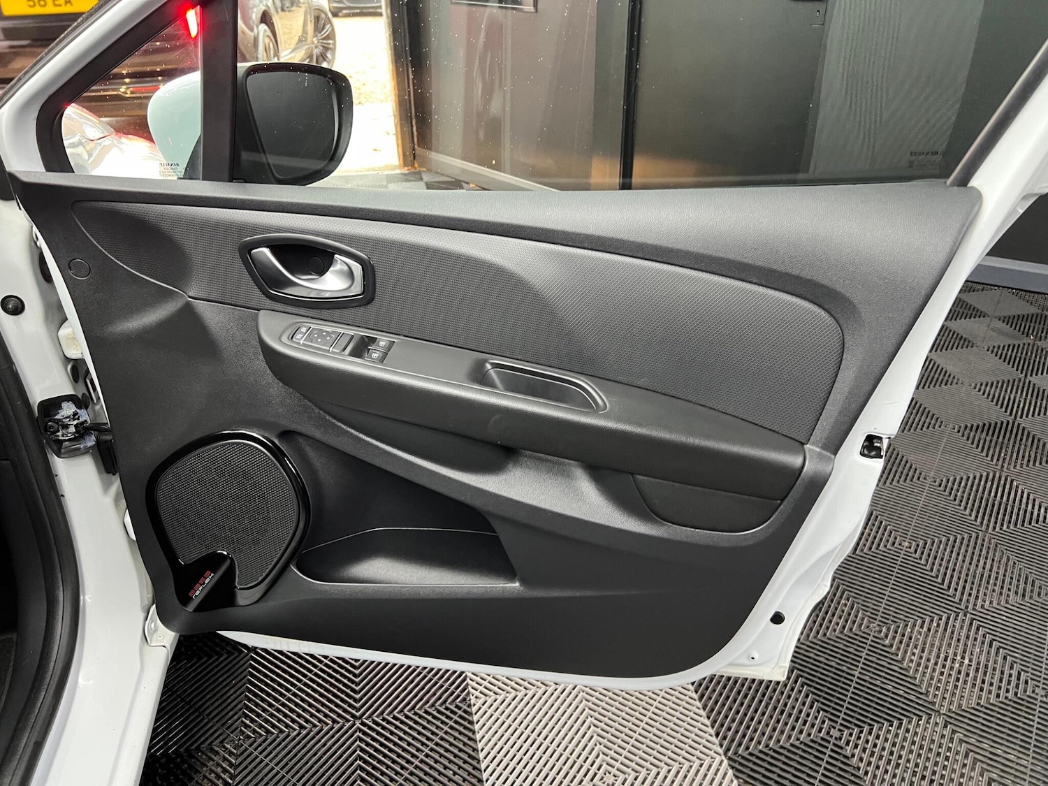 Used Renault Clio 2017 for sale - 76647519: Photo 41