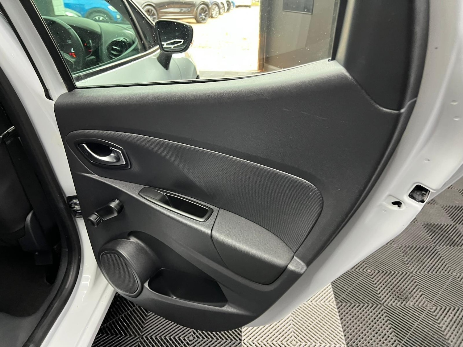 Used Renault Clio 2017 for sale - 76647519: Photo 44