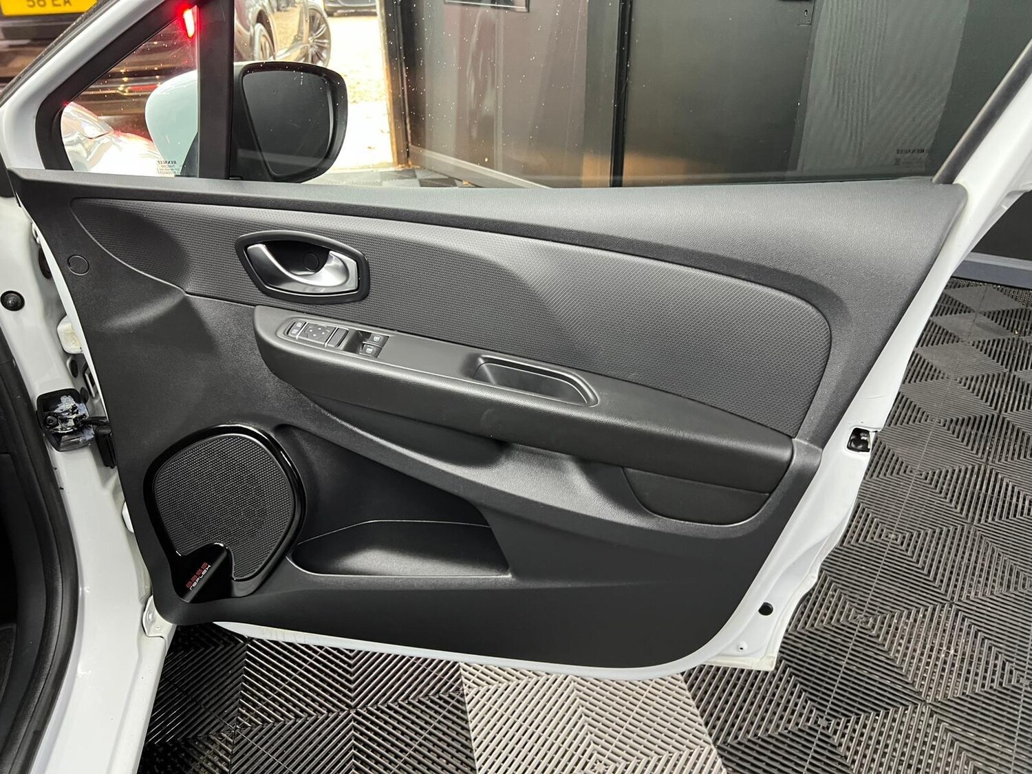 Used Renault Clio 2017 for sale - 76647519: Photo 50