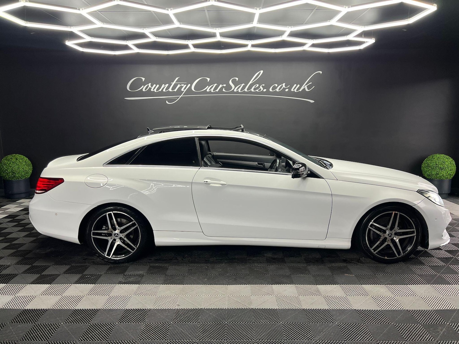 Used Mercedes-Benz E Class for sale - 76926255: Photo 1